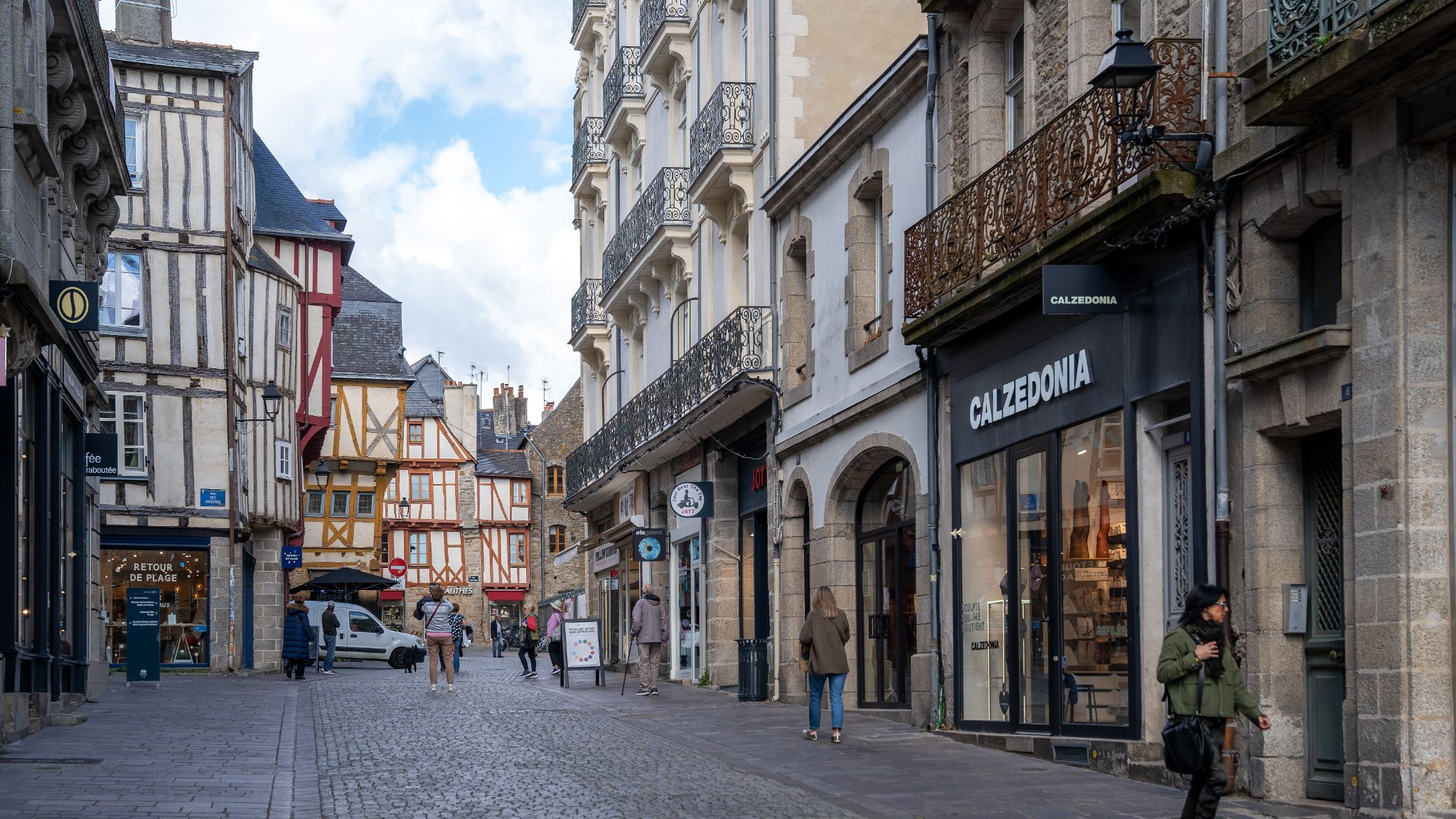 Die Rue de la Monnaie ist eine historische, breite Straße in der Altstadt von Vannes mit einer mittelalterlichen Münzstätte (13.–15. Jh.), Fachwerkhäusern und Fassaden aus dem 19. Jh.